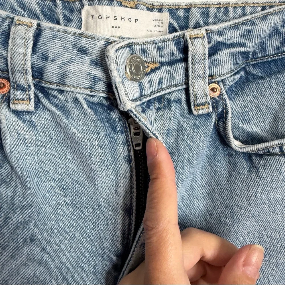 Topshop Mom High Waisted Jean Ripped Knees Size 25 Light Wash‎ Blue